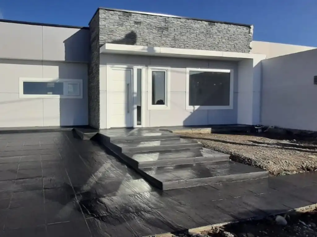 Venta Casa a estrenar 3 dormitorios, 174m2, 2 cocheras, Rosa Massobrio