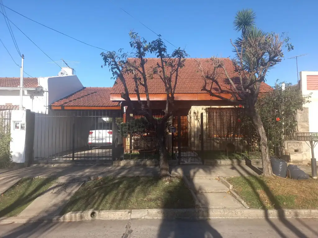 "HERMOSO CHALET EN ZONA  RESIDENCIAL"