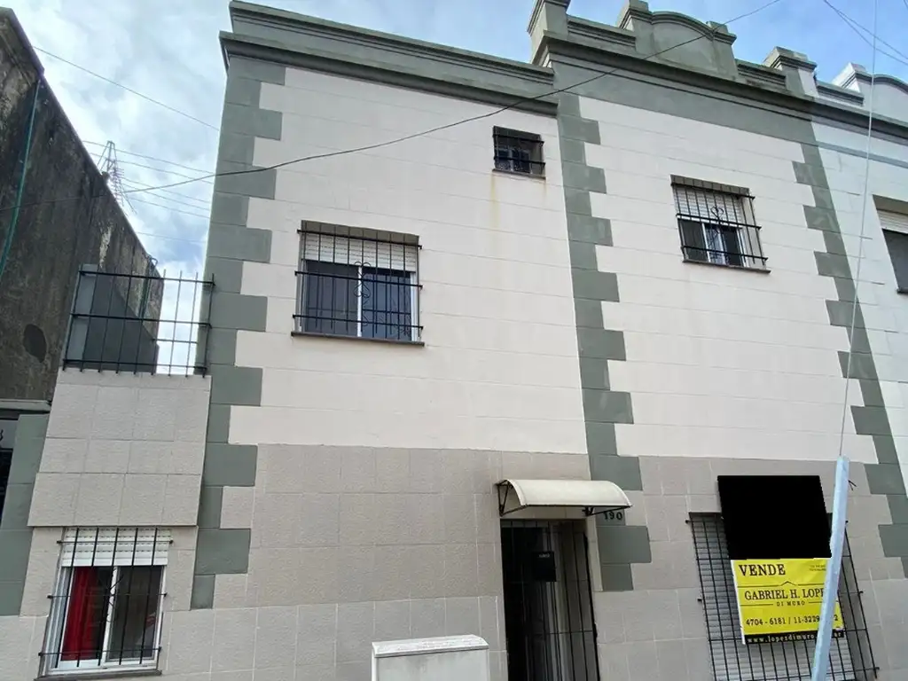 CASA EN 2 PLANTAS 4 AMB C/ 2 BAÑOS, PATIO Y CUARTO GUARDA UTILES