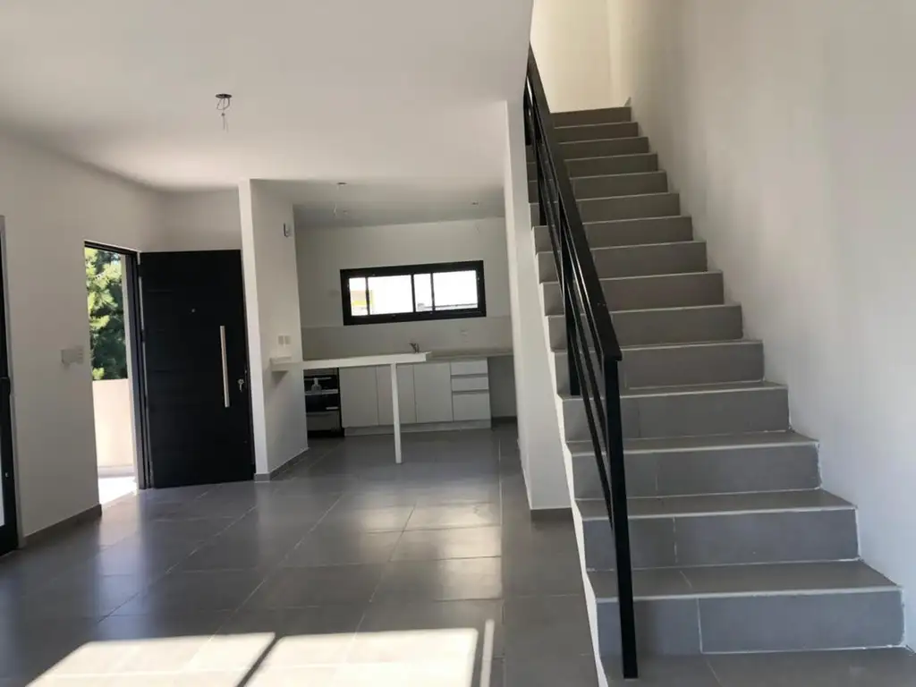 Casa de 3 ambientes con cochera en venta en Tigre