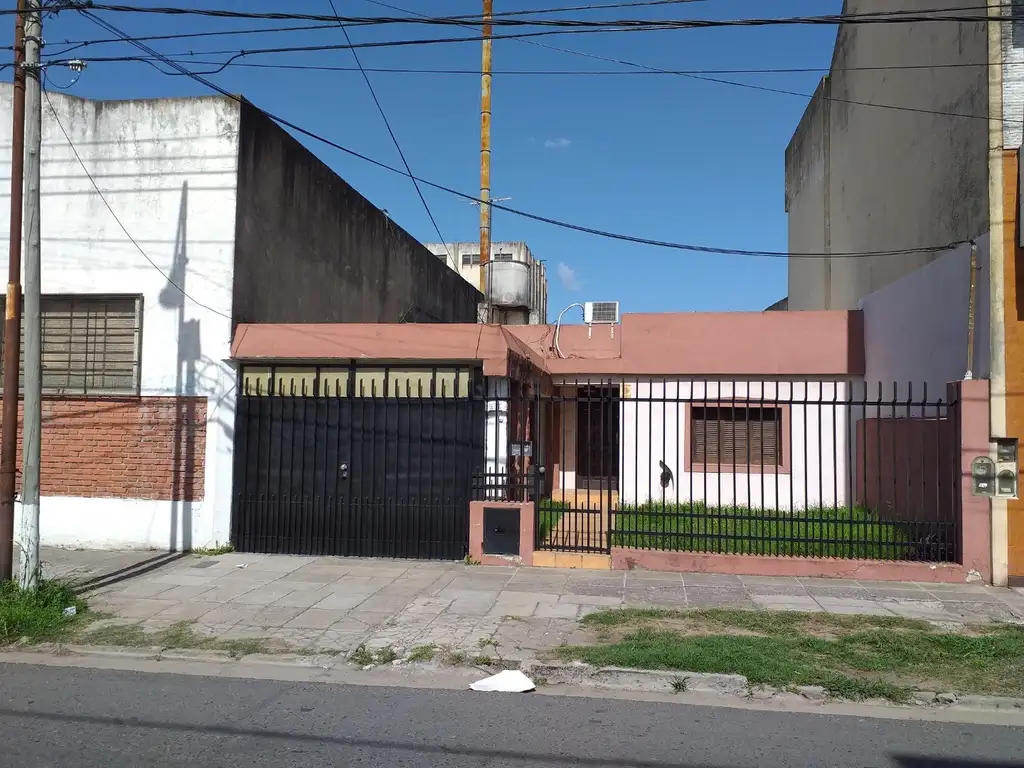 CASA 4 AMB. CON ESCRITORIO, AMPLIO FONDO, PISCINA Y GALPÓN AL FONDO