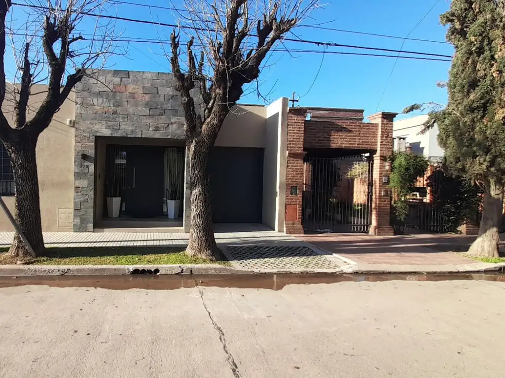 VENDE HERMOSA CASA COSTANERA V.M APTA FINANCIACION