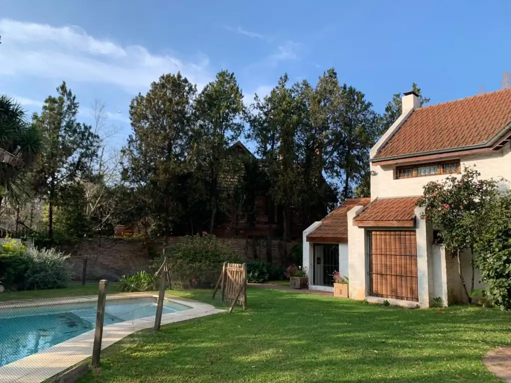 Casa en alquiler temporario de 3 dormitorios c/ cochera en Lomas de San Isidro