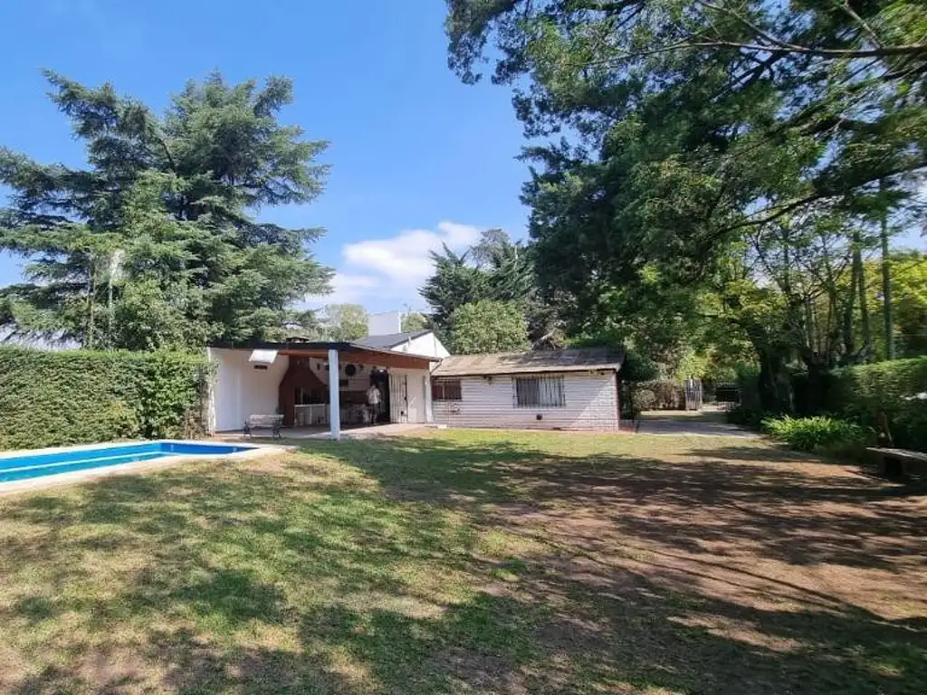 Casa en VENTA, en Del Viso, Barrio Los Jazmines, sobre la calle Necochea esquina Florida.