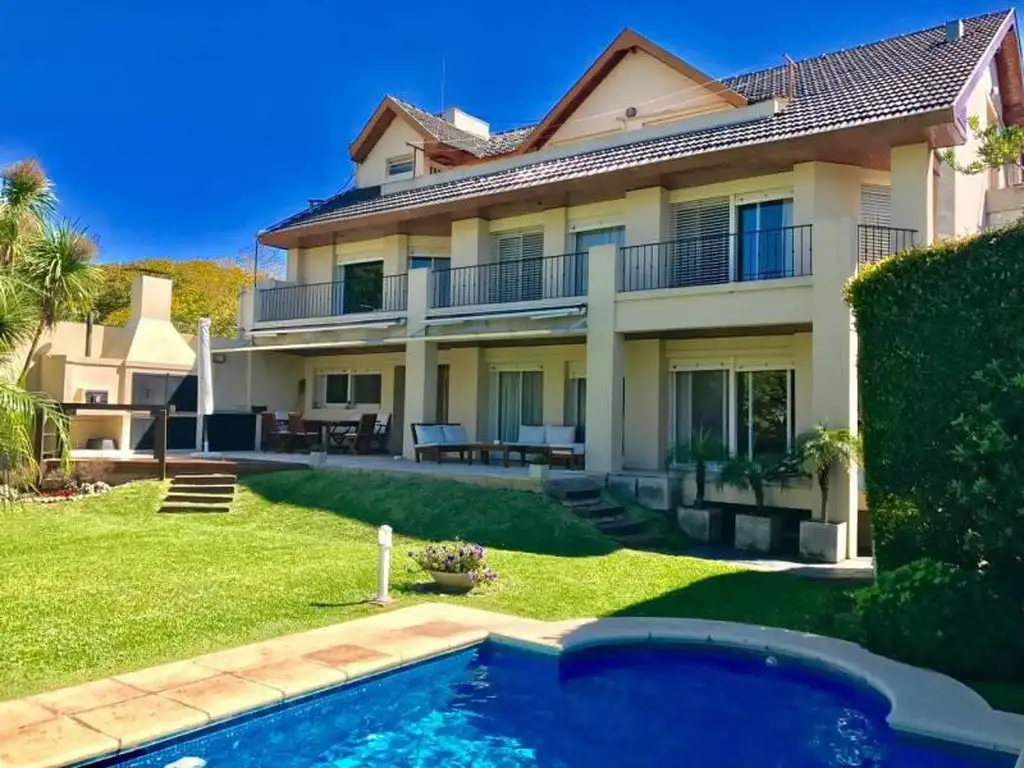 impecable chalet en Venta, ubicado en el exclusivo sector de Acassuso, de Av. del Libertador al Río.