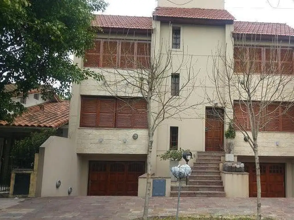 Casa impecable dos garages Fondo con parrilla INMEJORABLE