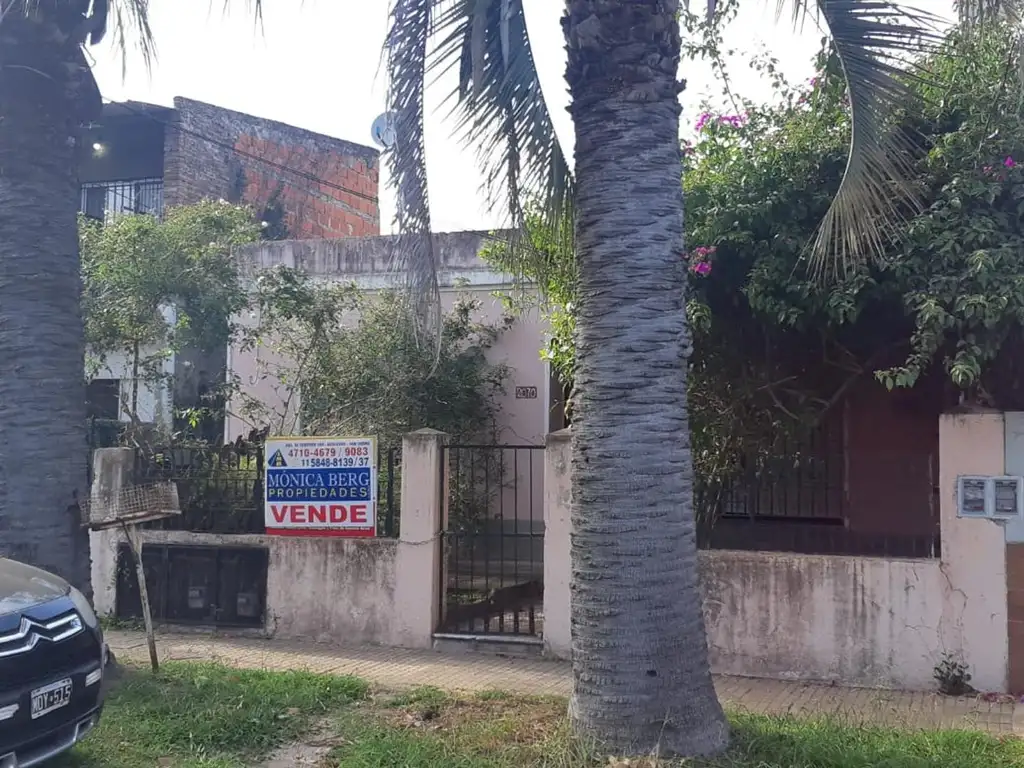 CASA  TRES AMBIENTES A RECICLAR MAS DOS DTOS. AL  FONDO