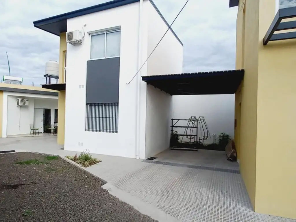 DUPLEX EN VENTA  EN COMPLEJO PRIVADO, SOBRE PASAJE EZEIZA.