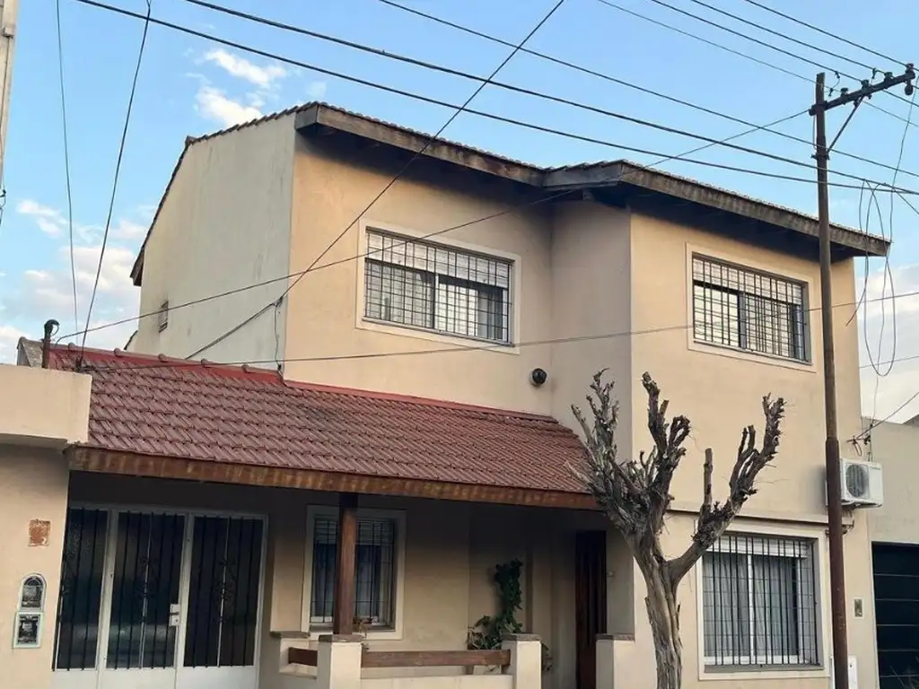 IMPECABLE CHALET DE 4 DORMITORIOS EN EXCELENTE UBICACION DE BARRIO GUEMES