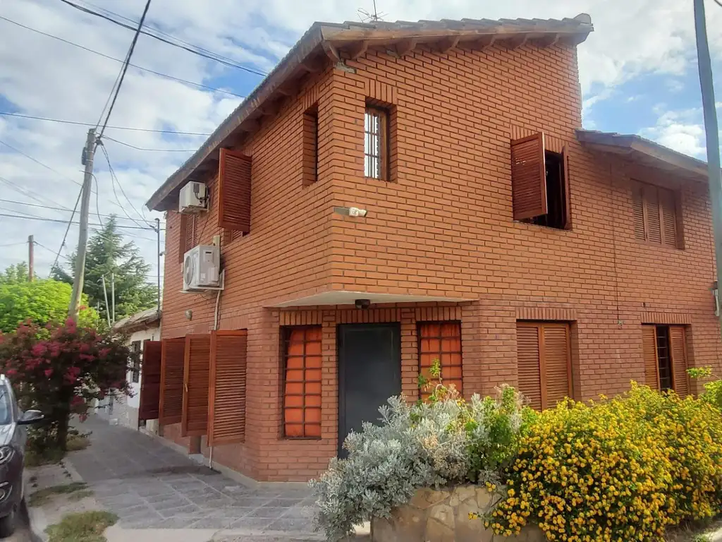 SANTA GENOVEVA- CASA EN VENTA 3 DORMITORIOS