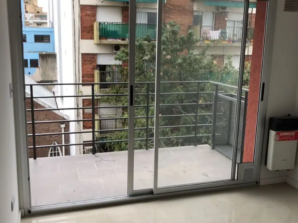 MONOAMBIENTE AL FRENTE CON BALCON A ESTRENAR