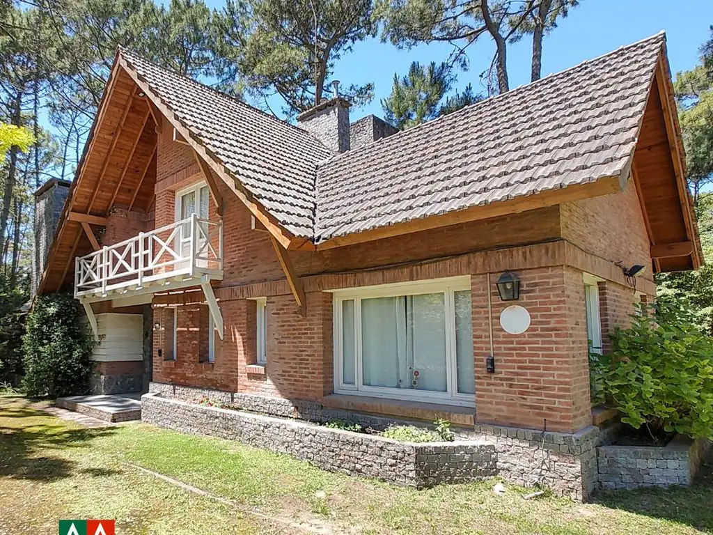 CASA EN VENTA EN CARILÓ, COIHUE y DIVISADERO.