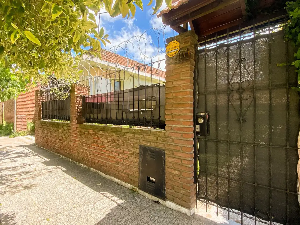 VENTA CASA  3 AMB 140 M2 COCHERA DOBLE ZONA HPC