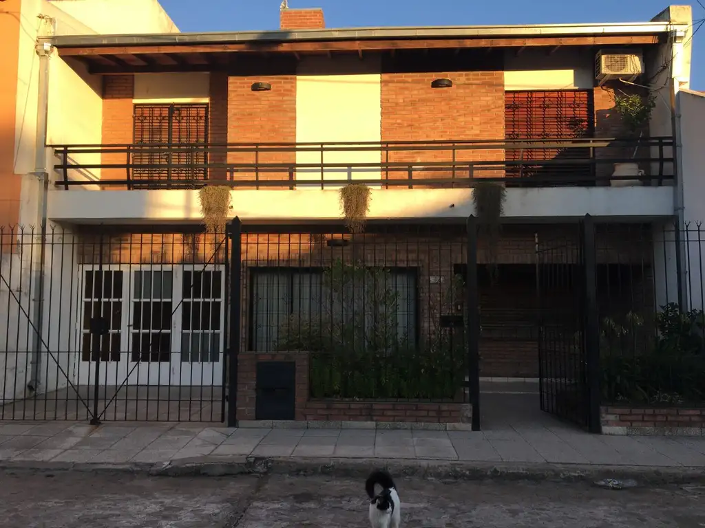 Casa en Gral.Rodríguez, radio centrico en dos plantas.