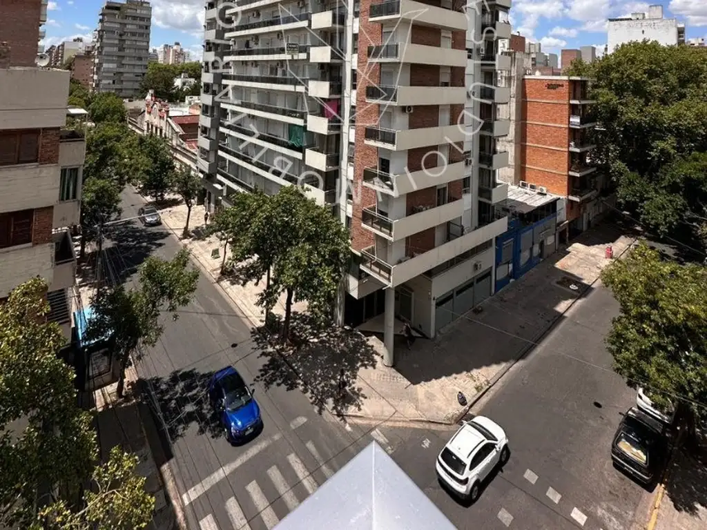 1 dormitorio al frente con balcón