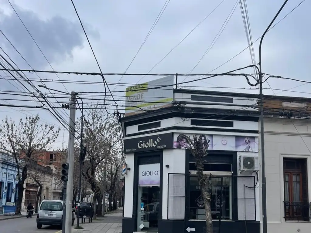 Alquila importante esquina Comercial en pleno Centro de Luján. Local con vivienda En esquina 25 Mayo Y Mariano Moreno.