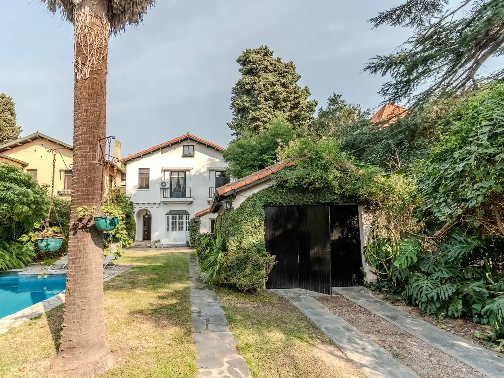 DIVINA CASA ANTIGUA EN VICENTE LOPEZ SOBRE UN SENSACIONAL TERRENO DE 600M2.