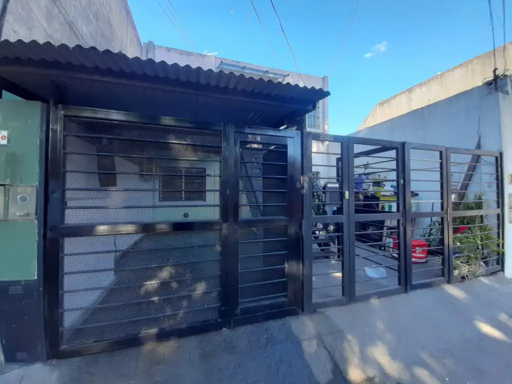 EXCELENTE DEPTO T/CASA AL FRENTE C/COCHERA CUBIERTA, 2 AMB Y PATIO DESCUBIERTO. SIN EXPENSAS