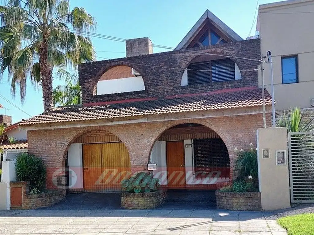 Casa - Venta - Argentina, CASTELAR - MARQUEZ DE LORETO 2600