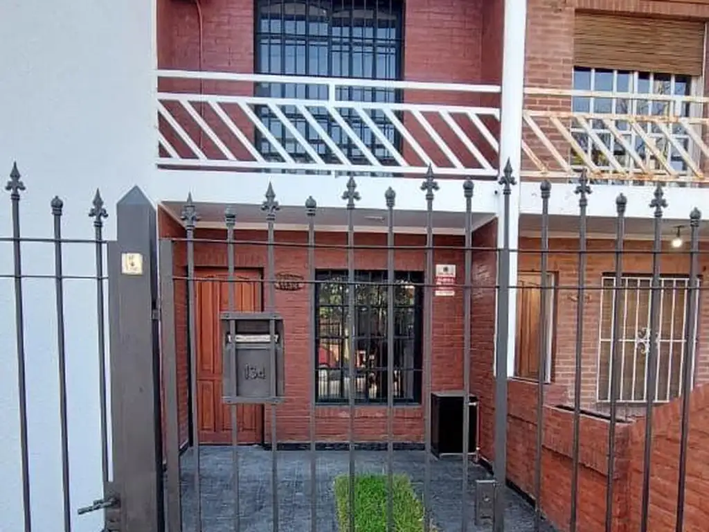 Triplex 4 amb. c/Cochera y Patio, a estrenar