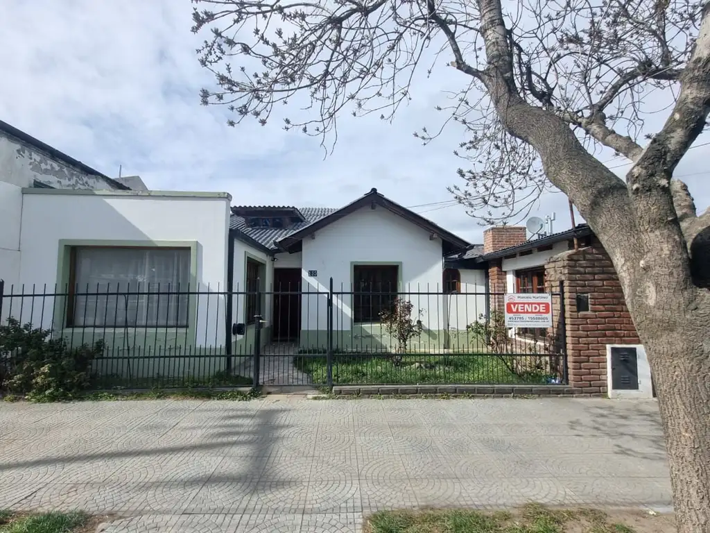 Casa sobre Avenida Alvear de 4 dormitorios y 4 baños