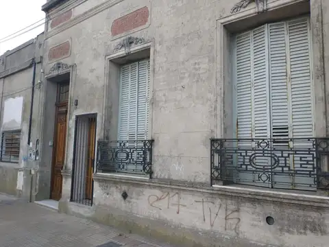 TIPO CASA AL FRENTE EN EXCELENTE UBICACIÓN 