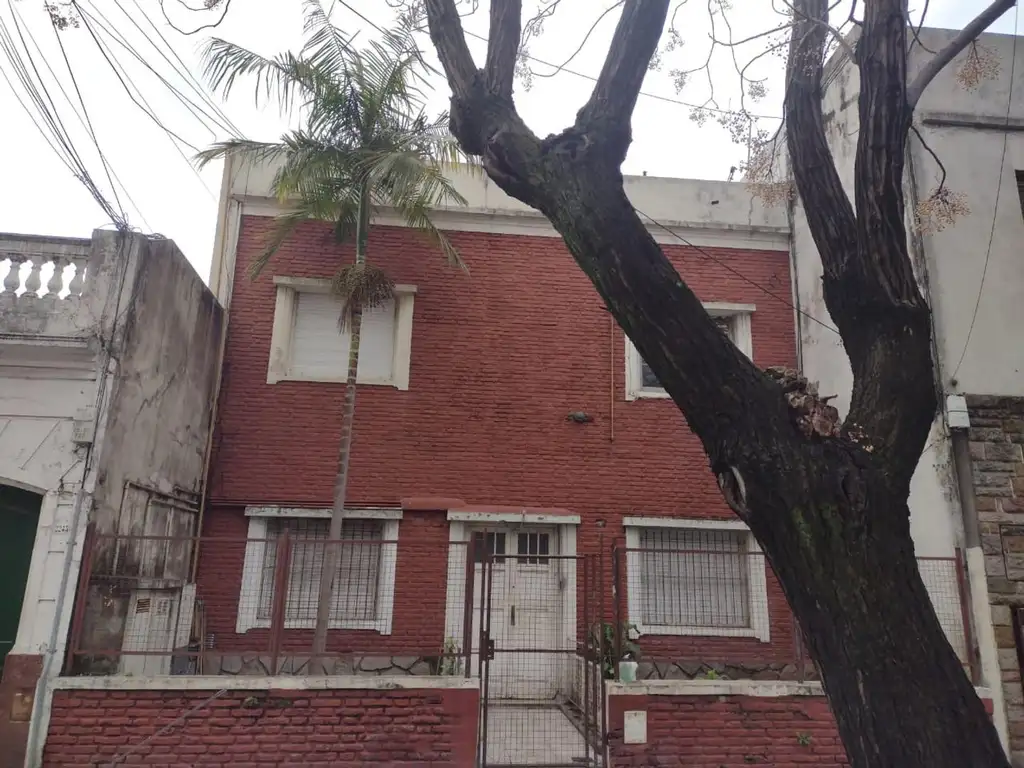 2 AMBIENTES AL FRENTE 1 PISO POR ESCALERA SIN EXPENSAS