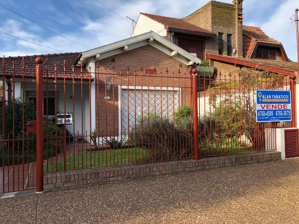 GRAN CASA A UNA CUADRA ESTACION VILLA ADELINA