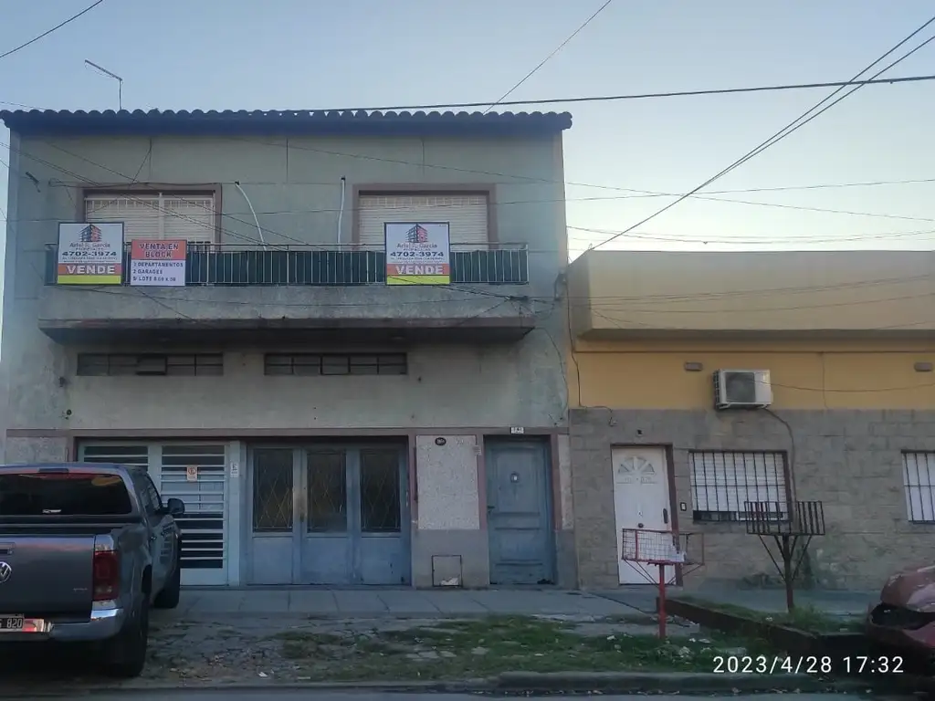 OPORTUNIDAD    Dos casas de tres ambientes con cochera mas departamento planta alta.-