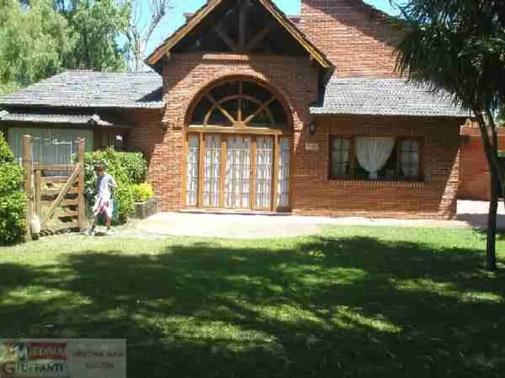 CASA en Zona exclusiva - Barrio Santa Teresita Sobre el Monte.-