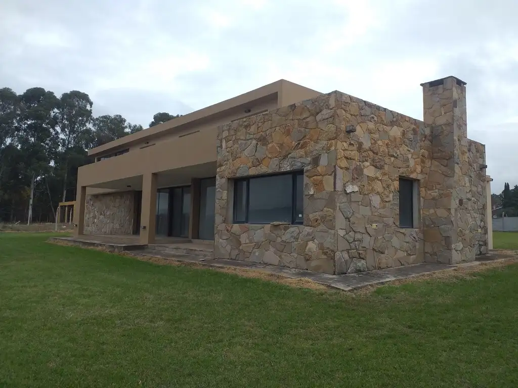 HERMOSA CASA SOBRE COSTANERA