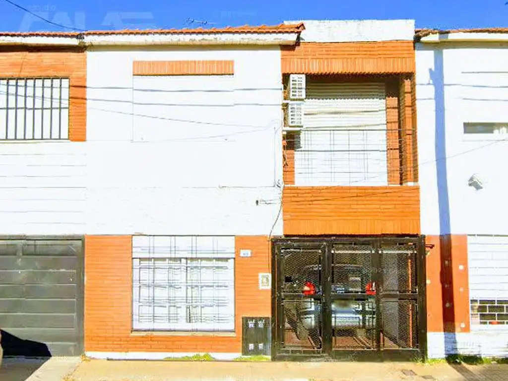 Muy buen duplex de 4 ambientes completamente independiente con garage