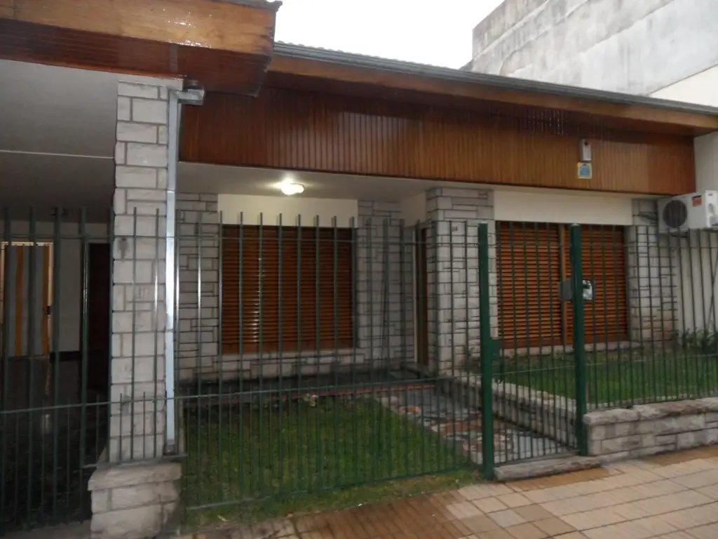 Casa con 2 dormit, baño c/bañera, entrada vehíc, fondo libre. Cerca de la estaciòn de Merlo Sur