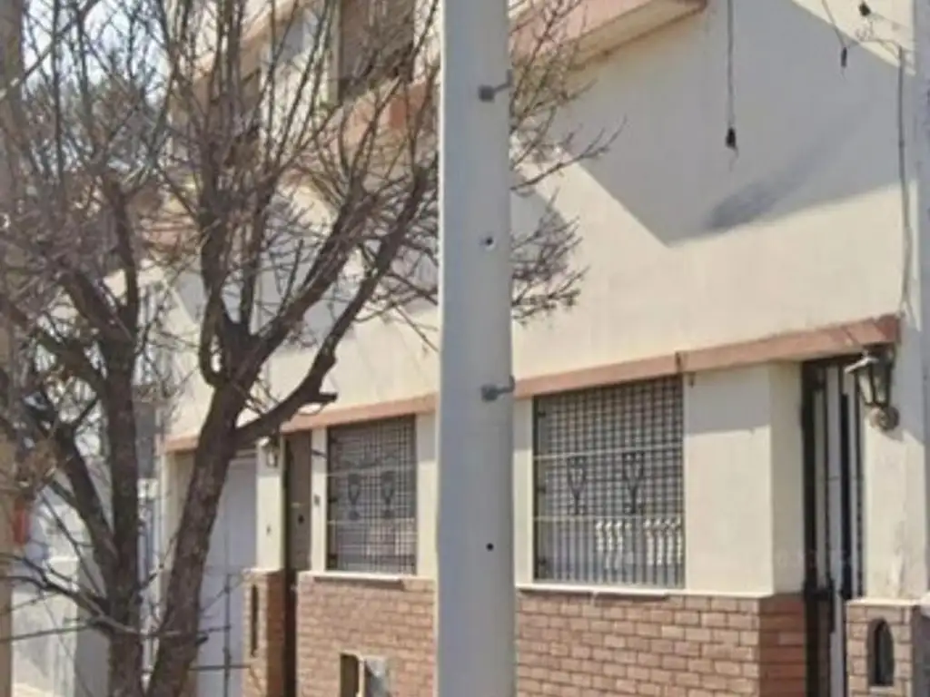 Dos casas más galpones amplios en barrio San Martín.