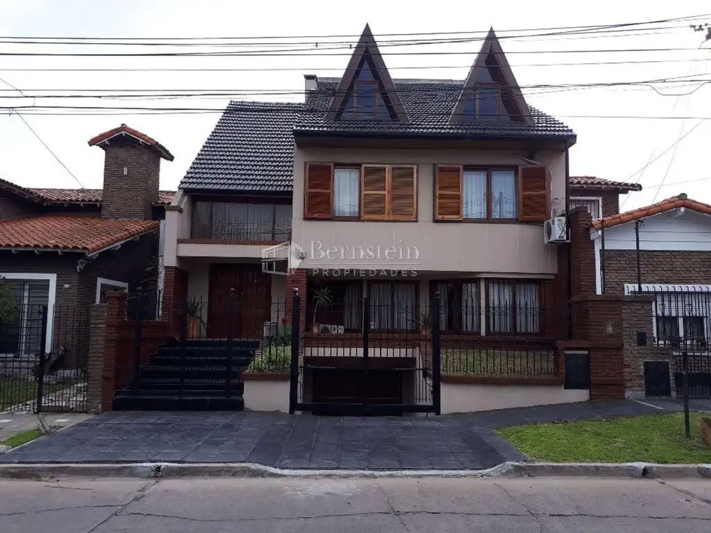 RESIDENCIA EN VENTA :: CASTELAR NORTE :: 6 AMBIENTES