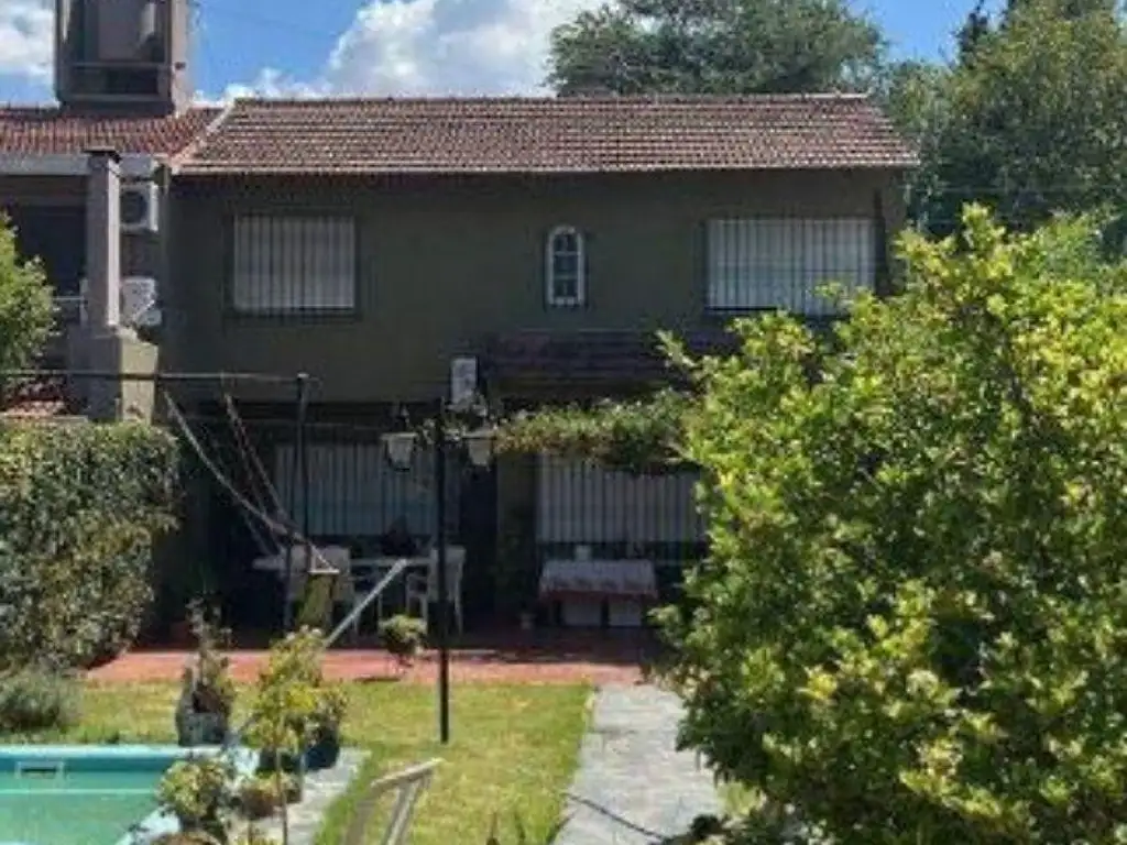 Casa en  Venta de 5 ambientes en Adrogue