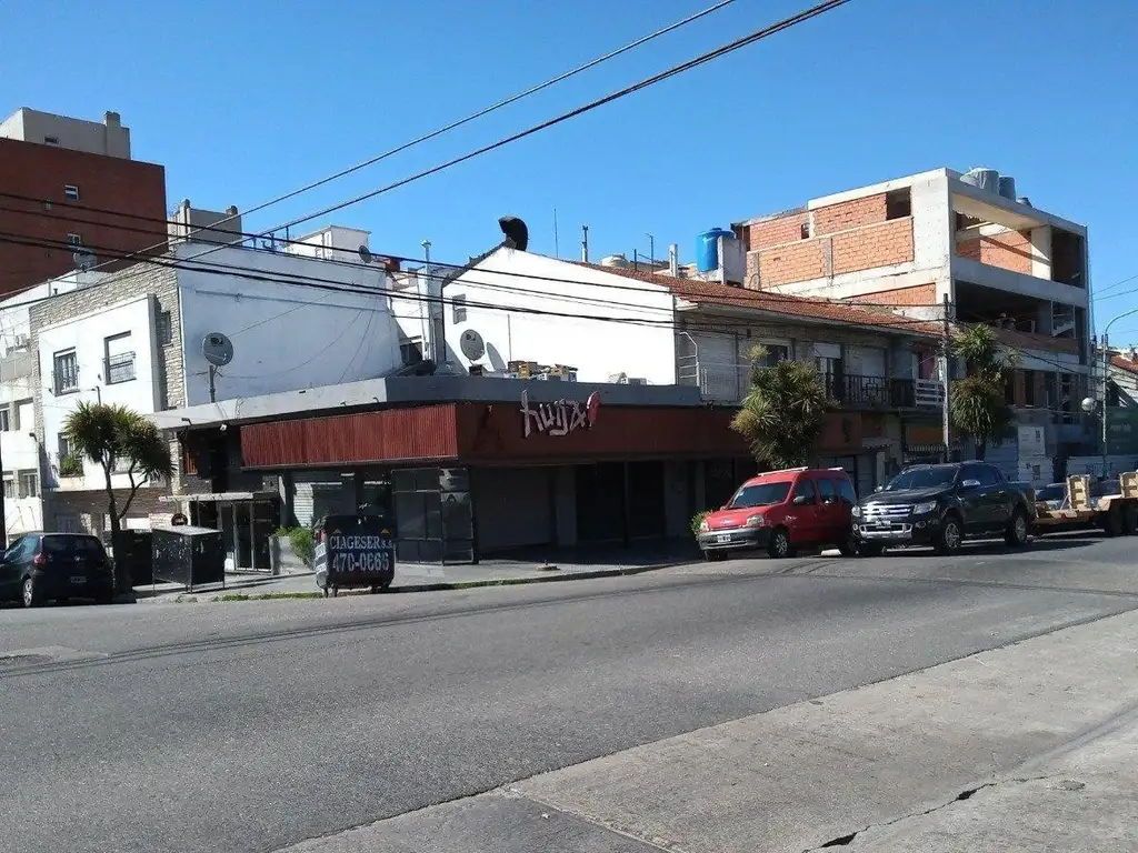 Importante local con subsuelo y  terraza en la mejor esquina