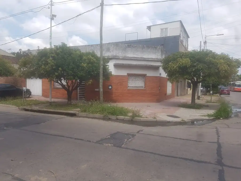 Casa de 3 ambientes Sarandi