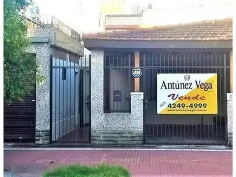 Casa en venta de 2 ambientes con patio y cochera a metros de la avenida