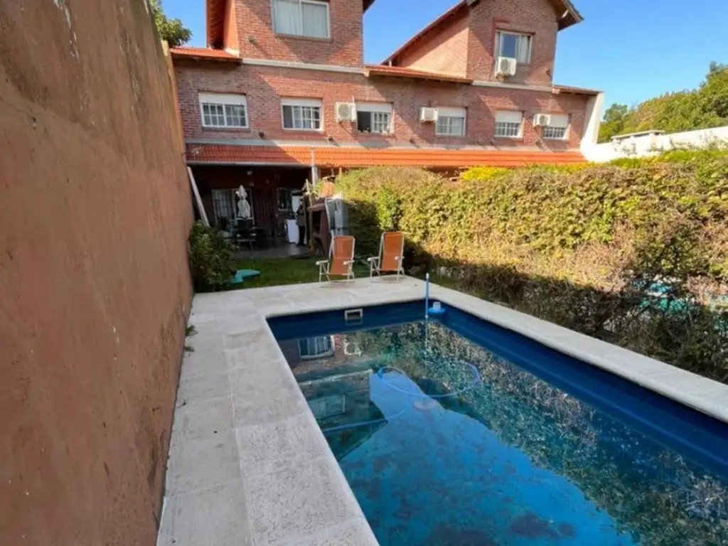 HERMOSO TRIPLEX 5 AMB CON ENTRADA DE AUTO, JARDÍN, PARRILLA, PISCINA EN FLORIDA