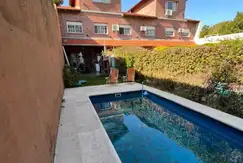 HERMOSO TRIPLEX 5 AMB CON ENTRADA DE AUTO, JARDÍN, PARRILLA, PISCINA EN FLORIDA