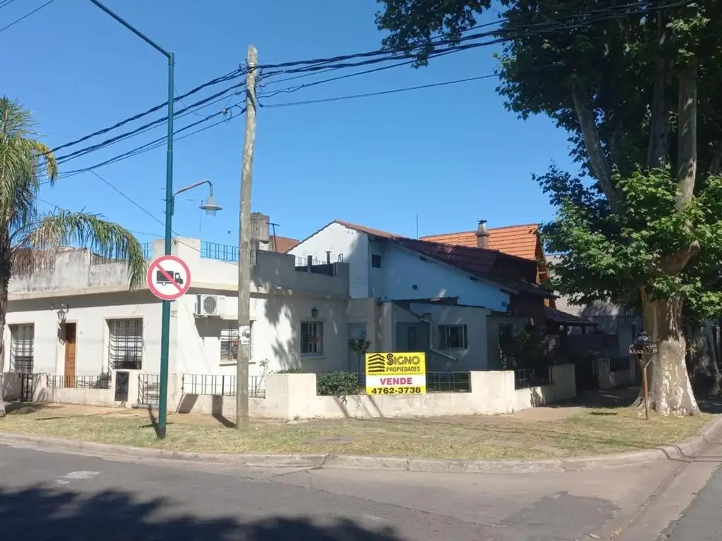 Casa en esquina PARQUE CISNEROS