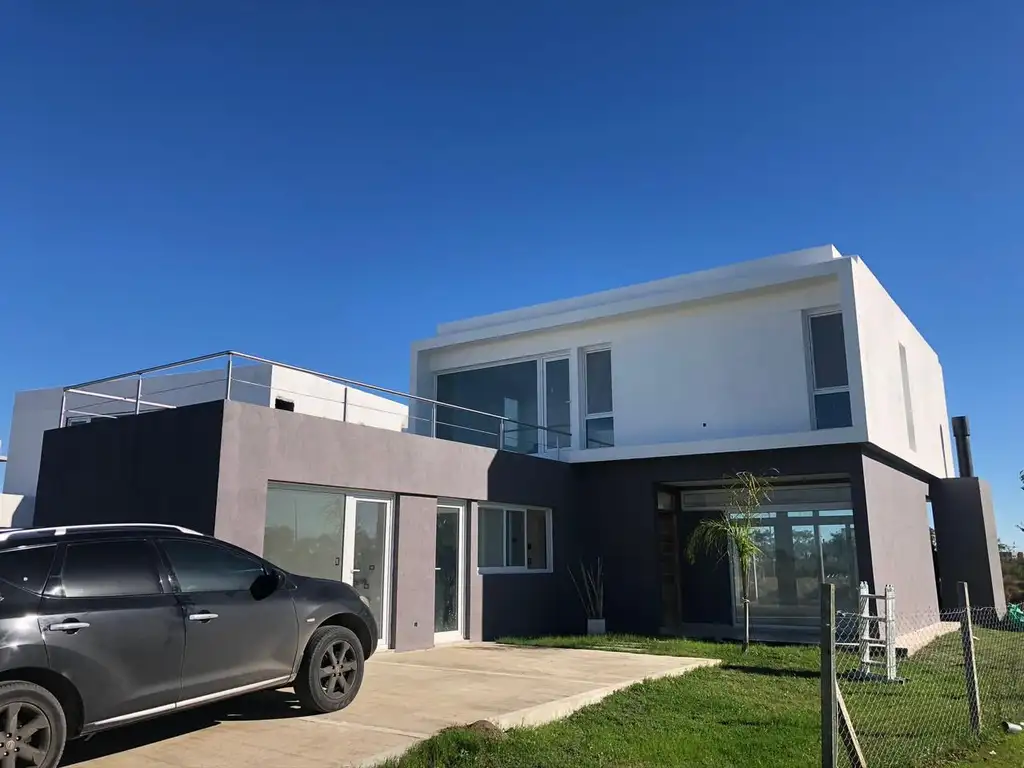 CASA A LA VENTA 4 AMB. BARRIO ARAUCARIAS PUERTOS DEL LAGO