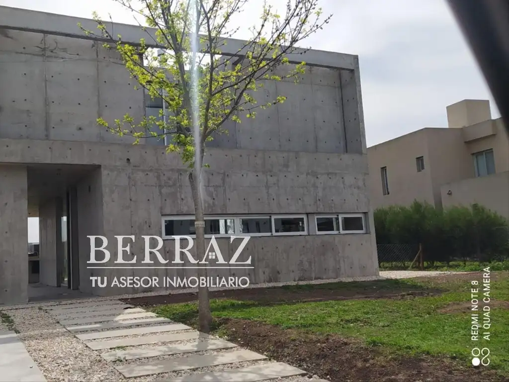 Casa alquiler anual 4 ambientes en San Sebastián Escobar lote de 942 m2