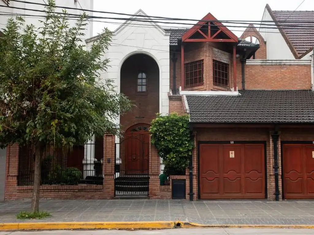 EXCELENTE CASA EN EL CENTRO DE CASEROS