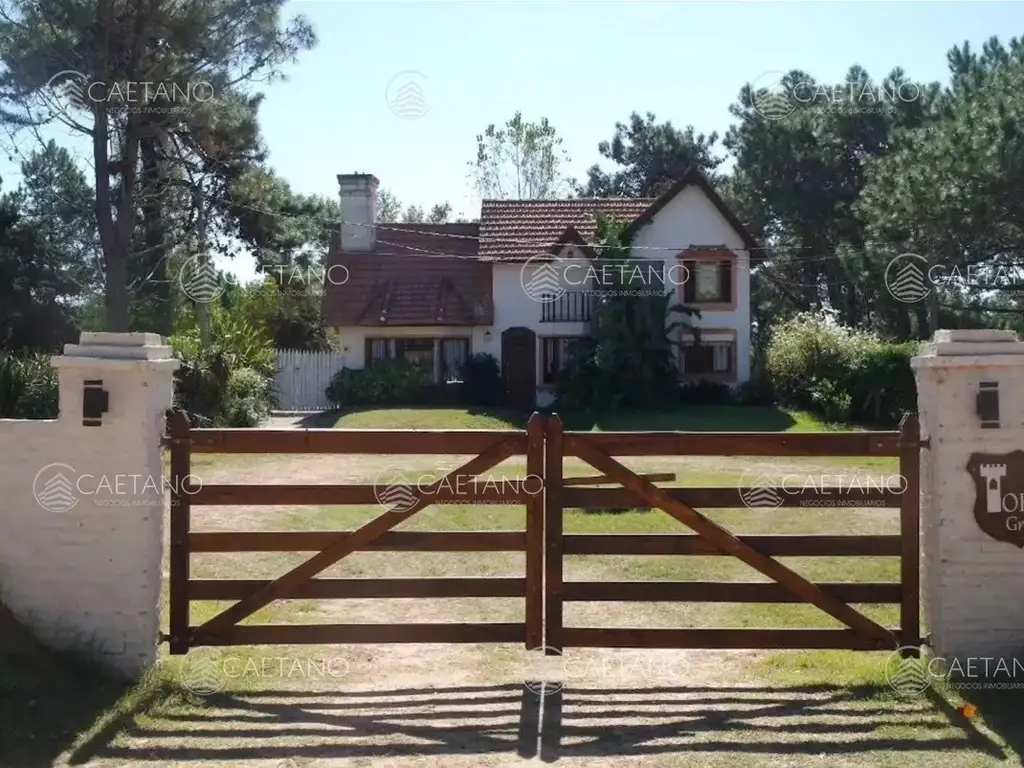 Casa de 4 dormitorios con piscina en alquiler en Brava, Punta del Este.