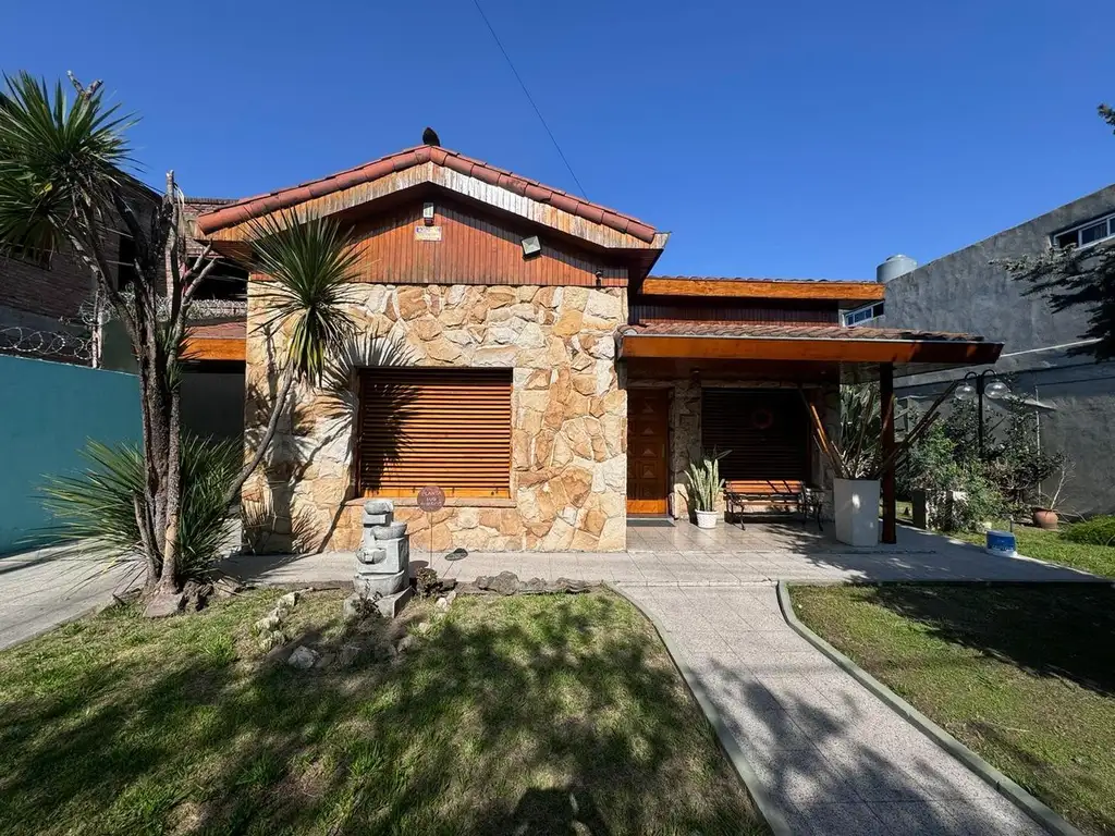 VENTA IMPECABLE CHALET SOBRE AMPLIO LOTE MERLO