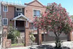 Venta de hermosa Casa 4 ambientes con amplio fondo libre, cochera y parrila en Ezpeleta Este