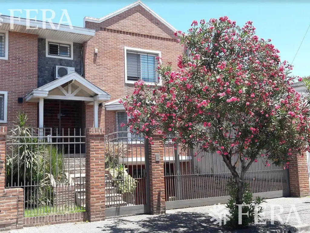 Venta de hermosa Casa 4 ambientes con amplio fondo libre, cochera y parrila en Ezpeleta Este