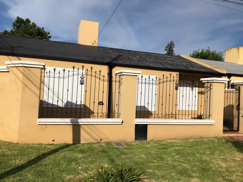 Hermosa casa tipo quinta a la venta en Luján. Apta crédito